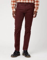 WRANGLER GREENSBORO MĘSKIE SPODNIE MATERIAŁOWE DAHLIA W15QLMH45. Spodnie materiałowe męskie Wrangler, bez wzorów, z materiału. Za 219.99 zł.
