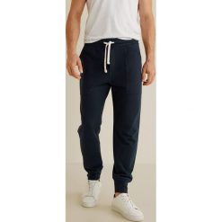 Mango Man - Spodnie. Niebieskie spodnie materiałowe męskie Mango Man, bez wzorów, z bawełny, casualowe. W wyprzedaży za 59.90 zł.