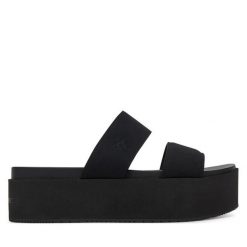 Klapki Calvin Klein Jeans. Czarne klapki damskie Calvin Klein Jeans, bez wzorów, z jeansu, bez obcasa. Za 239.99 zł.