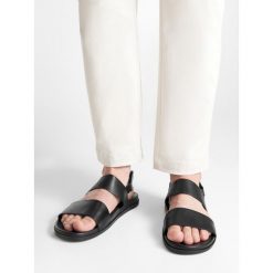 Sandały GINO ROSSI. Czarne sandały męskie Gino Rossi, bez zapięcia. Za 199.99 zł.