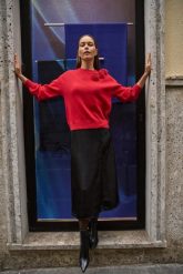 Sweter z różą czerwony. Czerwone swetry klasyczne damskie MOODO, l, z elastanu, bez kołnierzyka. Za 139.99 zł.