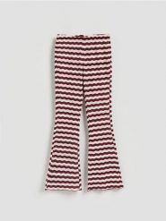 Wzorzyste spodnie flare - bordowy. Czerwone spodnie materiałowe damskie Reserved, bez wzorów, z dzianiny. Za 89.99 zł.