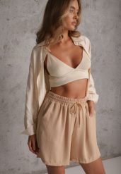 Beżowe Szorty Casual High Waist na Lato Bogate w Wiskozę Ismina. Brązowe szorty damskie Renee, bez wzorów, z materiału, casualowe, z podwyższonym stanem. Za 39.99 zł.