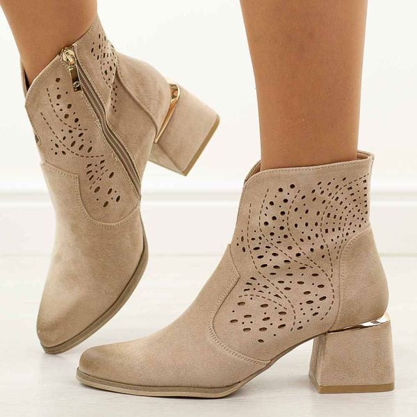 Beżowe ażurowe botki damskie na obcasie Potocki 12757. Brązowe botki damskie POTOCKI, na lato, z zamszu, eleganckie, bez obcasa, na obcasie, bez zapięcia. Za 219.00 zł.