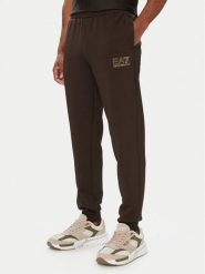EA7 Emporio Armani Spodnie dresowe 7M002248 AF26242 U6027 Brązowy ciemny Regular Fit. Brązowe spodnie dresowe męskie EA7 Emporio Armani, bez wzorów, z dresówki. Za 529.99 zł.