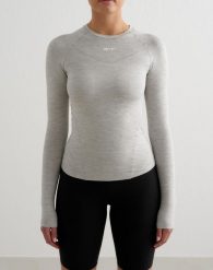 Damski top z długim rękawem ultramiękki, szybkoschnący Soft Basic szary melanż. Szare topy sportowe damskie Aim'n, s, bez wzorów, z dzianiny, bez ramiączek. Za 111.00 zł.