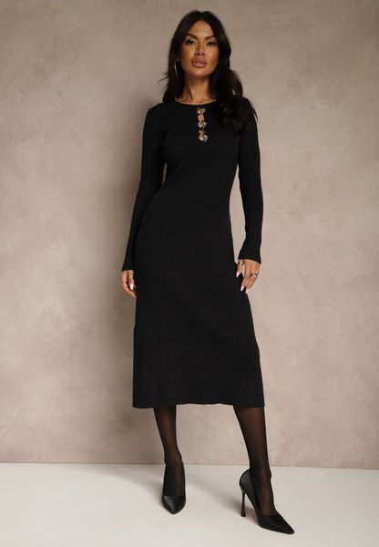 Czarna Prążkowana Sukienka z Dzianiny z Wiskozą Zdobiona Aplikacjami Tusmeira. Czarne sukienki damskie Renee, na spotkanie biznesowe, m, z aplikacjami, z dzianiny, eleganckie, bez kołnierzyka, bez ramiączek, midi, oversize. Za 159.99 zł.