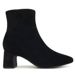 Botki Clarks. Czarne botki damskie Clarks, bez obcasa, na słupku, bez zapięcia. Za 399.99 zł.