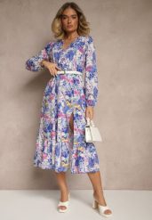 Niebieska Sukienka w Kwiatowy Print o Rozkloszowanym Kroju z Dekoltem w Serek Janellia. Niebieskie sukienki damskie Renee, bez wzorów, bez kołnierzyka, bez ramiączek, midi, rozkloszowane. W wyprzedaży za 76.99 zł.