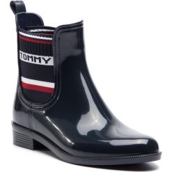 Kalosze TOMMY HILFIGER - Elastic Rain Boot FW0FW03836 Midnight 403. Niebieskie kalosze damskie Tommy Hilfiger, bez wzorów, z materiału. W wyprzedaży za 209.00 zł.