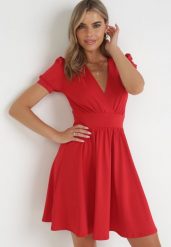 Czerwona Sukienka Coryle. Czerwone sukienki damskie Born2be, na wesele, l, bez wzorów, z dzianiny, bez kołnierzyka, bez ramiączek, mini, kopertowe. W wyprzedaży za 119.99 zł.