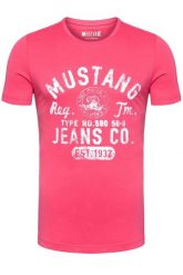 MUSTANG T SHIRT MUSTANG T SHIRT Print Tee CLARET RED 1007520 8213. Czerwone t-shirty męskie Mustang, m, bez wzorów, bez kołnierzyka. Za 69.99 zł.