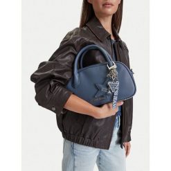 Torebka Guess Jeans. Niebieskie torebki klasyczne damskie Guess Jeans, z aplikacjami, z jeansu, bez dodatków. Za 249.99 zł.