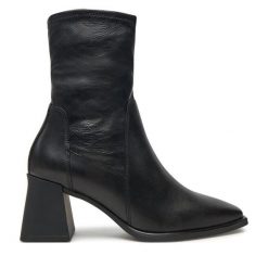 Botki Vagabond Shoemakers. Czarne botki damskie Vagabond Shoemakers, bez obcasa, na słupku, bez zapięcia. Za 729.99 zł.
