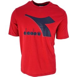 Koszulka męska DIADORA T-SHIRT SS SHIELD. Czerwone t-shirty męskie Diadora, m, bez wzorów, z bawełny, bez kołnierzyka. Za 49.99 zł.