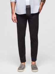 Spodnie męskie chino z ozdobną taśmą w pasie SLIM FIT – czarne V1 - Rozmiar: M. Czarne spodnie materiałowe męskie Ombre Clothing, bez wzorów, z bawełny, casualowe. Za 279.99 zł.