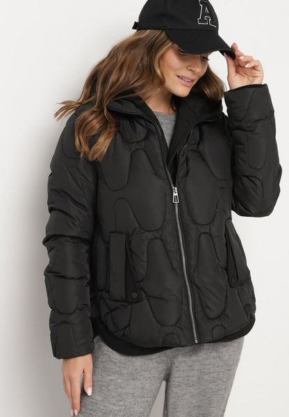 Czarna Pikowana Kurtka z Materiałowym Kapturem i Kieszeniami Ravalynne. Czarne kurtki damskie Born2be, l, bez wzorów, z jeansu, narciarskie. Za 134.99 zł.