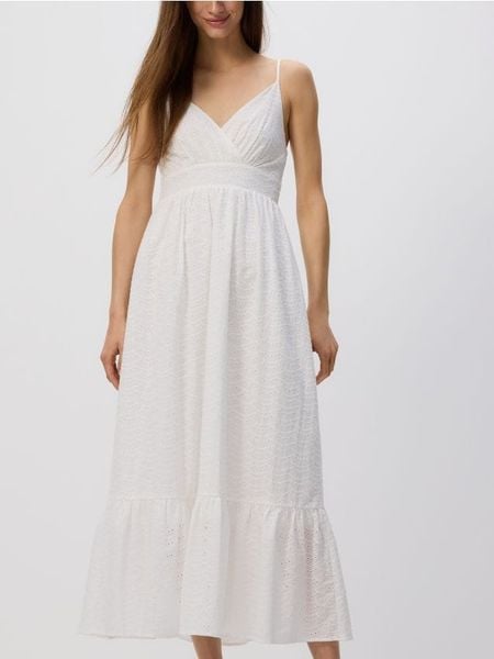 Ażurowa sukienka maxi - biały. Białe sukienki damskie Reserved, l, w ażurowe wzory, z bawełny, bez kołnierzyka, bez ramiączek, maxi, rozkloszowane. W wyprzedaży za 59.99 zł.