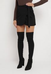 Czarna Kopertowa Spódnica Mini z Wiązaniem Reasmey. Czarne spódniczki damskie Born2be, l, bez wzorów, eleganckie, mini, kopertowe. Za 64.99 zł.