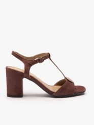 Ciemnobrązowe sandały T-bar z ozdobą. Brązowe sandały damskie Ryłko, z aplikacjami, ze skóry, bez obcasa, na obcasie. Za 449.99 zł.