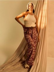 Spodnie wide leg z abstrakcyjnym wzorem - wielobarwny. Spodnie materiałowe damskie Sinsay, bez wzorów. Za 39.99 zł.