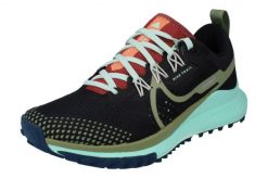 Buty do biegania damskie Nike W React Pegasus Trail 4. Czarne obuwie do biegania damskie Nike. Za 563.00 zł.