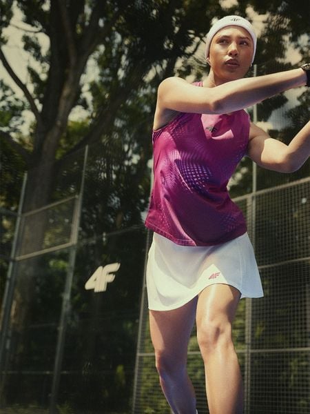 4F Koszulka bez rękawów tenisowa regular szybkoschnąca damska - fioletowa XS. Fioletowe bluzki sportowe damskie 4f, xs, bez kołnierzyka, bez ramiączek. Za 99.99 zł.