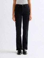 DAMSKIE SPODNIE WRANGLER STRAIGHT BLACK 112381069. Czarne spodnie materiałowe damskie Wrangler, bez wzorów, z jeansu. Za 219.99 zł.
