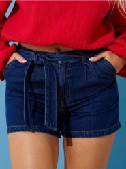 Szorty jeansowe z paskiem z domieszką lyocellu - granatowy. Niebieskie szorty damskie Sinsay, bez wzorów, z jeansu, boho. W wyprzedaży za 39.99 zł.