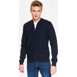 KARDIGAN MĘSKI TYPU BOMBER Z GRUBEJ DZIANINY W PRĄŻEK. Niebieskie kardigany męskie TOP SECRET, na jesień, l, bez wzorów, z dzianiny, eleganckie, bez kołnierzyka. W wyprzedaży za 59.99 zł.