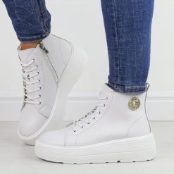 Białe skórzane botki damskie Filippo dbt6374/25. Białe botki damskie Filippo, na jesień, z polaru, klasyczne, z okrągłym noskiem, bez obcasa, na platformie, bez zapięcia. W wyprzedaży za 257.14 zł.