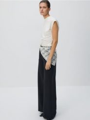 Spodnie z koronkową chustą - czarny. Czarne spodnie materiałowe damskie Reserved, bez wzorów, z koronki. Za 159.99 zł.