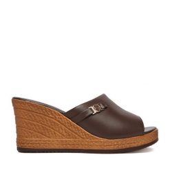 Klapki Lasocki. Brązowe klapki damskie Lasocki, bez wzorów, bez obcasa. Za 179.99 zł.