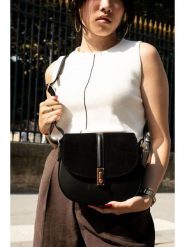 Victor & Hugo Paris Skórzana torebka "Rhea" w kolorze czarnym - 24 x 19 x 6 cm rozmiar: onesize. Czarne torebki klasyczne damskie Victor & Hugo Paris, bez wzorów, z materiału, bez dodatków. Za 321.97 zł.