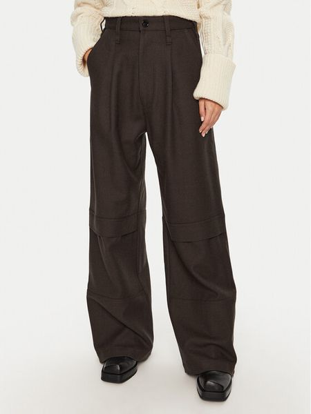 AMI Paris Spodnie materiałowe FTR305.WV0018 Brązowy Relaxed Fit. Brązowe spodnie materiałowe damskie AMI PARIS, bez wzorów, z materiału. Za 1,819.00 zł.