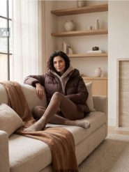 Pikowana kurtka puffer ze stójką z dodatkiem puchu i pierza - brązowy. Brązowe kurtki damskie Sinsay, l, bez wzorów, z puchu, bez kaptura. Za 139.99 zł.