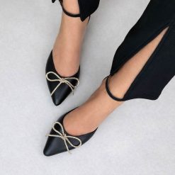 Czarne skórzane Polskie szpilki damskie Prestige 2252. Czarne szpilki Prestige, bez wzorów, ze skóry, bez obcasa. Za 429.00 zł.