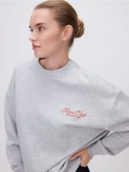 Bluza z haftowanym napisem - jasnoszary. Szare bluzy bez kaptura damskie Reserved, l, z bawełny. Za 119.99 zł.