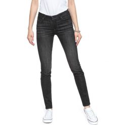 SPODNIE DAMSKIE LEE SCARLETT BLACK ORRICK L526DWJN 112111587. Czarne spodnie materiałowe damskie Lee, bez wzorów, z jeansu. W wyprzedaży za 99.99 zł.