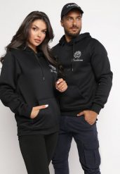 Czarna Bluza z Kapturem i Nadrukiem Wykończona Polarem Marcsa. Czarne bluzy z kapturem męskie Born2be, l, z polaru. Za 74.99 zł.
