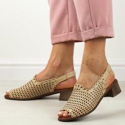 Beżowe skórzane sandały damskie na obcasie T.Sokolski 707. Brązowe sandały damskie Sokolski, bez wzorów, ze skóry, bez obcasa, na obcasie. Za 319.00 zł.