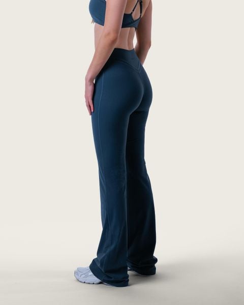 Damskie legginsy dzwony z wysokim stanem na pilates i jogę – granatowy. Niebieskie legginsy damskie AESTHETIC WOLF, m, bez wzorów, z dzianiny, z podwyższonym stanem, na fitness i siłownię. Za 289.99 zł.