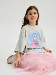 T-shirt z nadrukiem - jasnoszary. Szare koszulki dziewczęce Reserved, bez wzorów, z bawełny, bez ramiączek. W wyprzedaży za 17.99 zł.