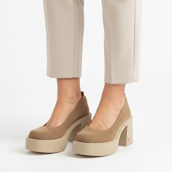 Półbuty damskie Karino, stabilny słupek podwyższona platforma miękka cholewka zabudowany przód masywna podeszwa, beżowe, 5996/007-P. Brązowe półbuty damskie Karino, bez wzorów, eleganckie, bez obcasa, na obcasie. Za 519.00 zł.