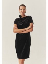 TATUUM Sukienka "Mirati" w kolorze czarnym rozmiar: L. Czarne sukienki damskie Tatuum, na co dzień, l, bez wzorów, bez kołnierzyka, bez ramiączek, midi, proste. Za 168.06 zł.