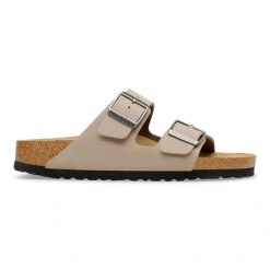 BIRKENSTOCK Arizona BFBC Gray Taupe Klapki damskie. Brązowe klapki damskie Birkenstock, bez wzorów, z materiału, bez obcasa. Za 349.99 zł.