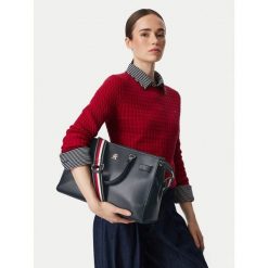 Torebka Tommy Hilfiger. Niebieskie torebki klasyczne damskie Tommy Hilfiger, bez wzorów, bez dodatków. Za 649.99 zł.