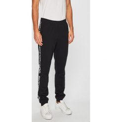Calvin Klein Jeans - Spodnie. Czarne spodnie materiałowe męskie Calvin Klein Jeans, bez wzorów, z bawełny, casualowe. W wyprzedaży za 299.90 zł.