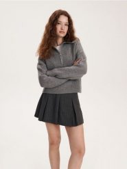 Szorty imitujące spódnicę - jasnoszary. Szare szorty damskie Reserved, bez wzorów, z tkaniny. W wyprzedaży za 49.99 zł.