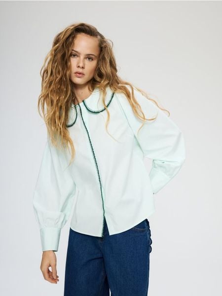 Bawełniana koszula z kołnierzykiem - jasnozielony. Zielone koszule damskie Reserved, l, bez wzorów, z bawełny, bez kołnierzyka, bez ramiączek. Za 139.99 zł.